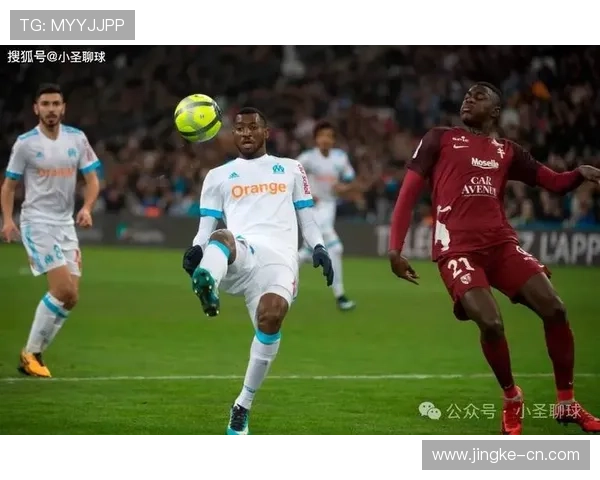 足球明星在草地上的精彩滑行瞬间集锦回顾与分析